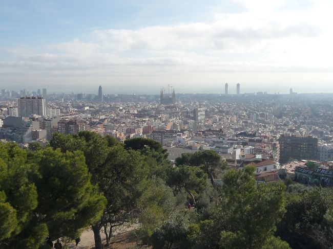 ゴルゴダの丘に登ると市内が一望できます。でも、高いので危ないです。<br /><br />中央はサグラダファミリアだと思います。