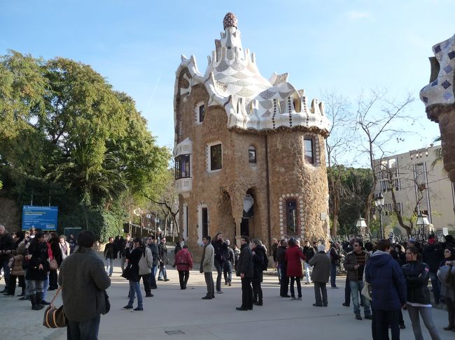 グエル公園の入口に戻ってきました。<br /><br />一周するのに半日です。ここは事前に調べていたより良かったので時間を割きました。<br /><br />この写真の建物もちょっとないでしょ。
