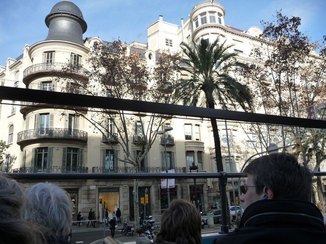 午後からはカタルーニャ音楽堂を予約してあったので、車窓観光しながら「カタルーニャ広場」に戻ってきました。