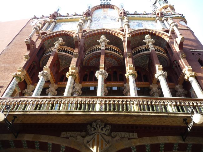 カタルーニャ音楽堂のツアーに参加しました。内部はすばらしい内装で感動しましたが、途中でしゃべっていて説明のお兄さんから注意されちゃった。<br /><br />だって、説明が英語でよくわかんないんだもん。そんなに怒らないでください・・・。