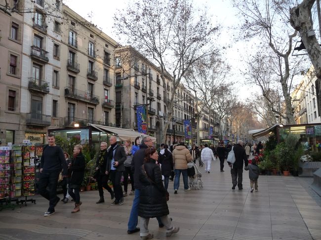 ランブラス通り。最初はこの通りのホテルも検討しましたが、エルパレスホテルが「リノベーション直後」という点に注目して、そちらにしました。<br /><br />バルセロナのメイン通りのようです。