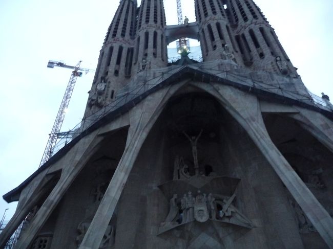 １２月２９日（水）<br />今日はバルセロナのメインのサグラダファミリアです。ホテルを朝早く出発して、メトロの駅で朝ごはんを済ませ、早めに列に並びます。<br /><br />前の列の方が日本人で、チケットを安く買える券をあげました。５泊でバルセロナオンリーのようでした。<br /><br />やはり、日本人同士、助け合わないとね。