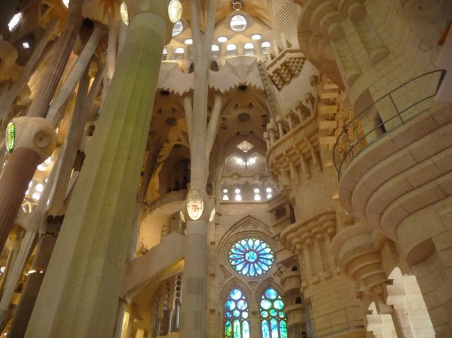 メインホールへ。ちょっと教会には見えません。<br /><br />今まで行った「パリ」のノートルダムやサクレクールなどとは全く違う教会ですね。