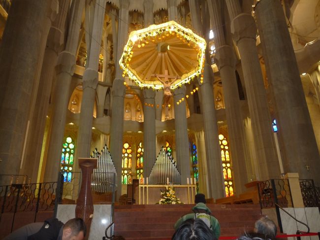 なにか、森の中にいるようでした。<br /><br />じっさい、森をイメージしているらしいですが、この写真を見て教会と答える人はあまりいないと思います。