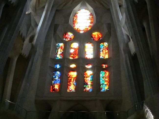 ステンドグラスも備え付けられ、教会のたたずまいを見せます。