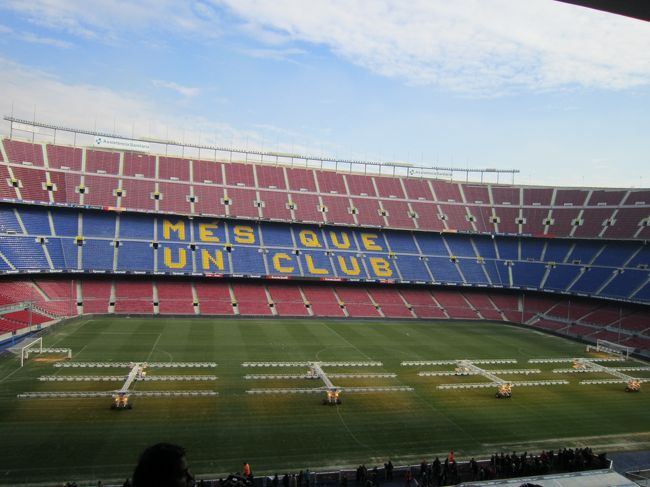 　バスに乗って、ＦＣバルセロナの本拠地『カンプノウ』スタジアムへやって来ました。スタジアムツアーを申し込み、ピッチのすぐ近くまで近づく事が出来ました。<br /><br />　サッカースタジアムというところにはじめてきましたが、大きいですね。<br /><br />　ピッチまでの距離がスタンドから近いと感じました。<br />