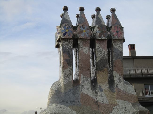 屋上です。<br /><br />この「煙突」がバトリョの象徴としてよく雑誌に載っていますね。<br /><br />なんか映画のセット、「ハリーポッター」の出てくる「ホグワーツ」みたいでしょ。