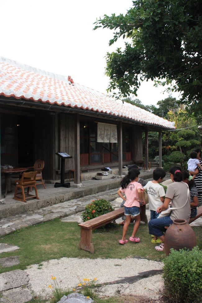 アーサそばを食べたくてやぎやへ。<br />素敵な古民家でした。<br />登録有形文化財だそうです。<br /><br />混んでいる時間だったらしく、しらばく庭で待ちました。