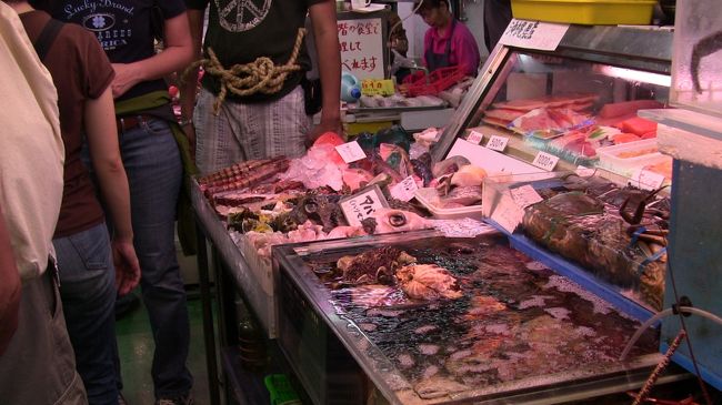 １階には小さなお店が並んでいます。<br />色鮮やかな魚がいっぱい・・・。<br /><br />ちなみにこの日は那覇大綱挽という３５０年の歴史あるお祭りがあったようです。<br />終了後には縁起物の綱を持ち帰るようで、綱を持っている人が大勢いました。<br />