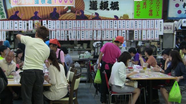 ２階は食堂が並んでいます。<br />仕切りがないから、どこからどこまでがどのお店なの？という感じ。<br />ここでは食事をしなかったのですが、食べればよかったと後悔しました。<br />