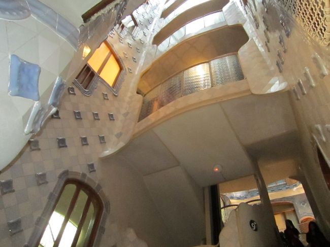 内部です。<br /><br />変わった建物です。