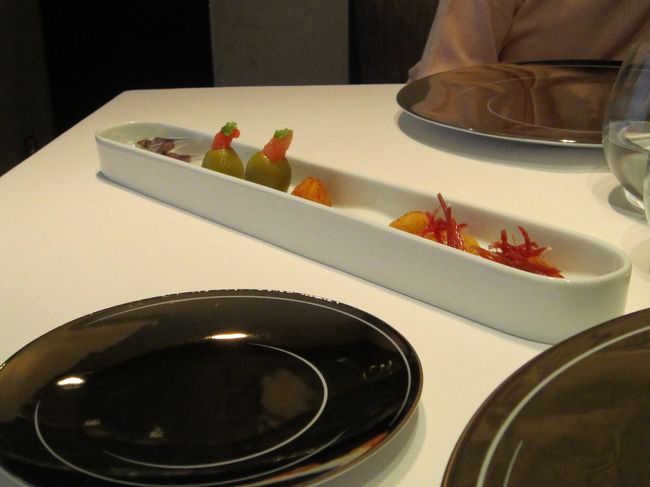 この日の夜は、日本人シェフのいる「ＳＨＯＪＩＲＯ（ＳＵＭＯＤＯ）」でコース料理をいただきました。ホテルから予約したのだけれど、別のカップルは予約したにもかかわらず、予約が入ってなくて、断られてました。<br /><br />　このカップルが来る前、予約なしのスペイン人カップルが入ってきて、入れたので断られたのが不思議でしたが、あとの団体客の事を考えて、客数を制限していたのかもしれません。テーブル数的には問題なかったんですがね。<br /><br />　レストランへの往復はタクシーで行ったんだけれど、スペインはタクシーが安くて助かります。料理が美味しく、タクシーなどの物価が安いスペインはいい国ですね。<br />