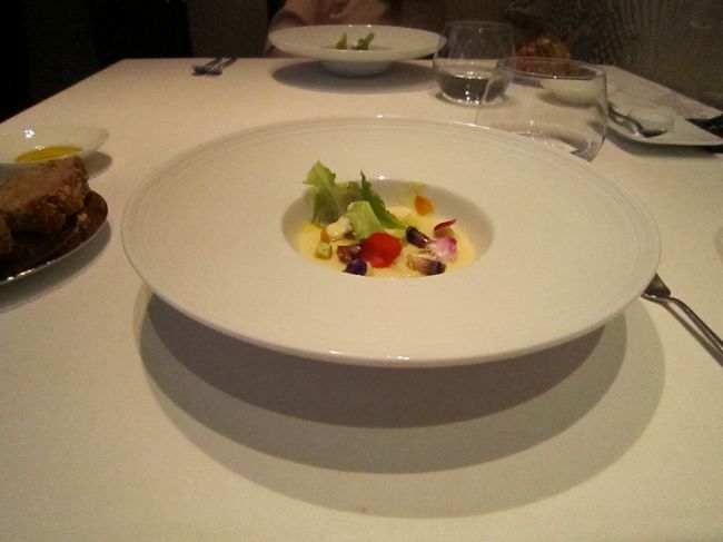 ディナーは「フルブック」で取れませんでした。<br /><br />やむなく翌日の「ランチ」で予約できました。ランチでも「高級店」の雰囲気バリバリで、ちょっと気押され気味です。やはり、日頃こんな店来ませんからね。ワインから始まるお店はちょっと縁がないです。