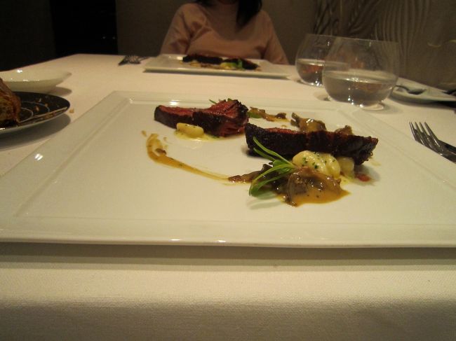 美味しそうでしょ。メインのステーキです。<br /><br />盛り付けがオシャレです。お皿もやたら大きいし。<br /><br />もっと楽しまないとね。緊張気味です・・・。