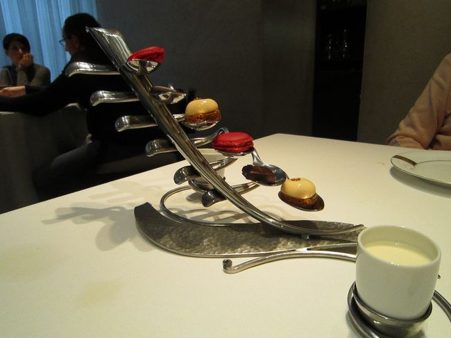 デザートのマカロンです。乗っているスプーンがおしゃれでしょ。<br /><br />こんな盛り付け、初めて見ました。<br /><br />さすがの２つ星という感じですかね。