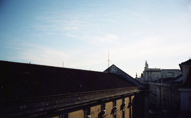 期待と不安で明け方4:30に<br />目が覚めてしまいました。<br />そしてその不安は的中してしまいます。<br />荷物をまとめ、身支度を整え、<br />出る前にバスの時間をもう一度確認しておくか〜<br />とサイトを見てみると…<br />なんと乗車する予定だった7:00発のバスが出てこない。<br />間違いかと思い、<br />何度か検索してみるがダメ。困った。<br />別のバス会社で調べてみるがやはり朝出発のバスは<br />ありませんでした。急いで予定を練り直しです。<br />色々調べてみましたが、<br />とりあえず8:00発のバスでエヴォラまで行き、<br />少し散策したあと、タクシーで一気に<br />モンサラーシュまで行ってしまおうと。<br />痛い出費ですが仕方ありません。