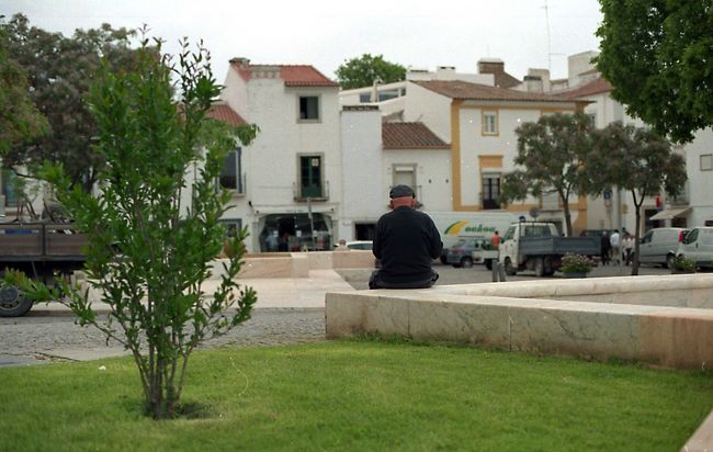 8:00発のバスに乗り、2時間弱でエヴォラに到着。<br />荷物を預けたいのですがバスターミナルに<br />ロッカーが見当りません。<br />とりあえずインフォメーションまで<br />行ってみることに。<br />重い荷物と、暑さが堪えます(苦笑)<br />歩くこと15分程でインフォメーションに到着。<br />スタッフの方に、<br />「荷物預かってもらえます?」と訊ねたら、<br />「いいよ」との返事。<br />そこに置いてと指を指された場所は、<br />誰でも入れるような場所。<br />しかも地べたです(笑)<br />え?これって?<br />まあどちらにしても持って歩くよりマシです。