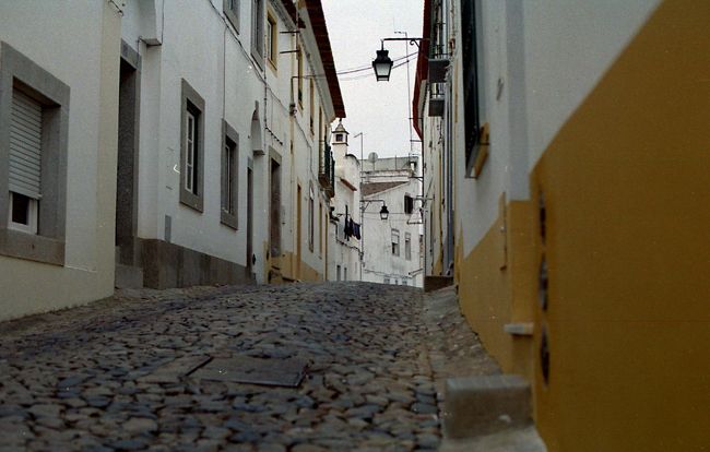 少し身軽になったので、<br />エヴォラを適当に散策しました。<br />細い路地や脇道がたくさんあるので、<br />つい入ってみたくなります。