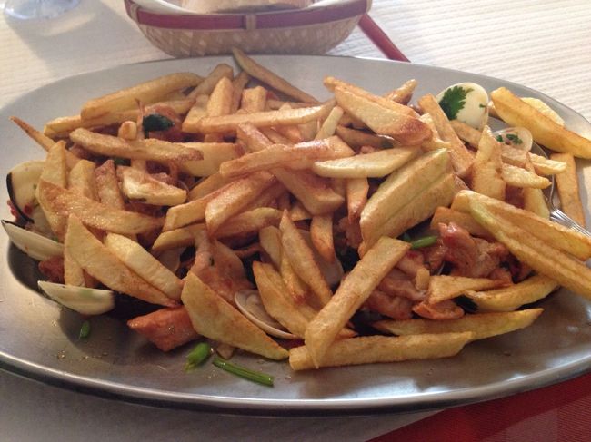 情報通り、日本語メニューが若干あります。<br />あさりと、何かの肉(豚だったかな)と、<br />フライドポテトをコリアンダーと<br />ニンニクで炒めたものです。<br />これが、当りでした。すごくおいしかった。<br />完食です。