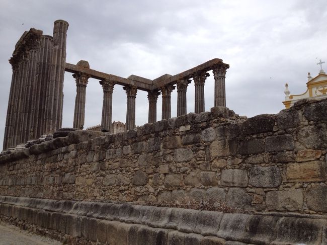 このディアナ神殿のある旧市街は、<br />世界遺産になっています。<br />なんかこういうのを見ると真っ先に思い出すのは<br />聖闘士星矢だという…ポルトガルに来てまで！？<br />13:30を過ぎて、<br />そろそろ潮時かってことで荷物を引き取り、<br />タクシー乗り場へ。<br />以下、運転手さんとのやり取り。(ポルトガル語)<br />「モンサラーシュへ行きたいの」<br />「いいよ」<br />「いくらですか?」<br />「往復?」<br />「片道で」<br />「片道で?往復でなくていいの?本当に片道でいいんだね?」<br />「いいです。」<br />「そうだなあ(電卓をたたく)こんなだけど」<br />「49・50ユーロ?うーん」<br />「いや、もうこれギリギリだから。本当ギリギリ」<br />「OK」<br />てな感じで、一応相場内だったので決めました。