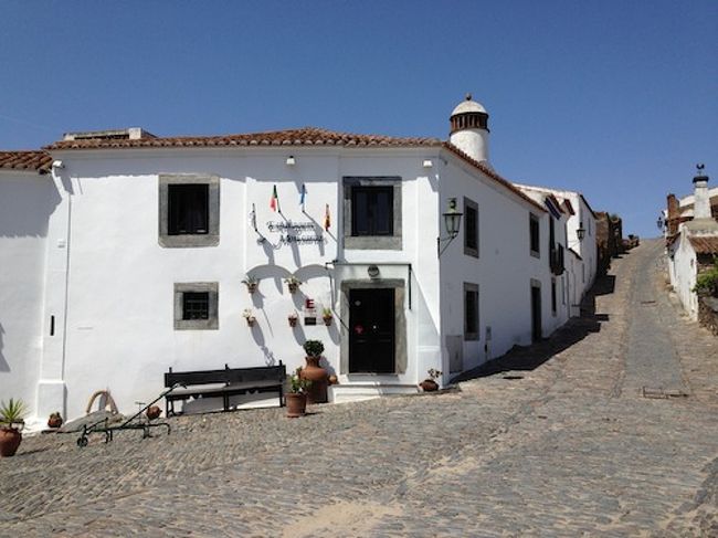 白い壁に見惚れていたら、<br />とうとう着いてしまいました。<br />遠かった。運転手さん、ありがとう。<br />タクシーを降りる時、運転手さんが、<br />「帰りのタクシーどうするの?この辺はタクシー<br />呼ばないと来ないよ。これ持ってなさい。」<br />と、渡されたタクシー会社(おじさんの)<br />のカード。<br />「電話してくれたら来てあげるよ。<br />なんたってシーズンオフだからね。」<br />そう言い残して、<br />元来た道を帰っていきました。<br />でも…またエヴォラから来るの?遠いよ。<br />おじさん。