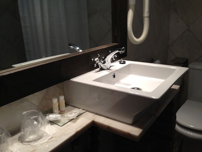 アメニティは、必要最低限のものしか<br />ありません。<br />窓からの景色はとても綺麗でした。<br />天気が良ければもっと凄いのでしょう。