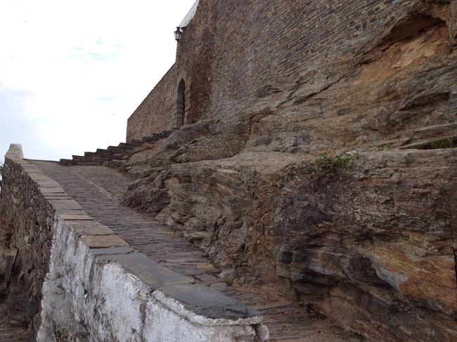 あちこち歩いてみたのですが、お店もないし、<br />レストランも1軒あるだけでカフェもありません。<br />まさかシーズンオフだから?<br />観光客もいないし。<br />疲れたのでー旦部屋に戻って、<br />体勢を整えてから再度外へ。<br />どうやら宿のあるところ辺りは<br />ジョジョ風に言うとスタンドで<br />本体はもう少し上へ上ったところでした。<br />よかった。<br />とは言っても閉まっているお店が多いですね。