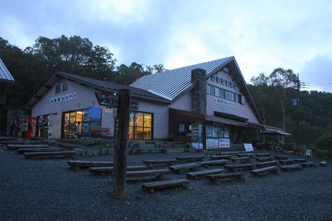 前回と同じく新宿発の夜行バスで鳩待峠に着いたのが5時過ぎ。<br /><br />前回の教訓を生かして今回は食べ物をどっさり買い込んできたｗ<br /><br />朝ごはん食べて、上着を着て出発!<br /><br />05:30