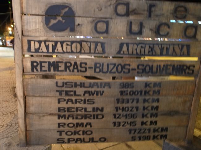 カラファテから、世界の各都市への距離が書かれている道標。東京までは１７，２２１?。やはり遠いです。