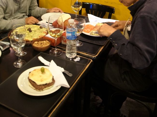 ピザやスープ、ステーキサンドイッチ、それに白ワインをいただきました。明日の氷河ツアーが楽しみです。