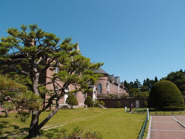 写真中央のカップルがいる辺りの白い扉は、入会者の門。<br /><br />修道院に入会を認められて、最初にくぐる門であります。<br /><br />聖堂内部を見るには、入会するしかない。。。？