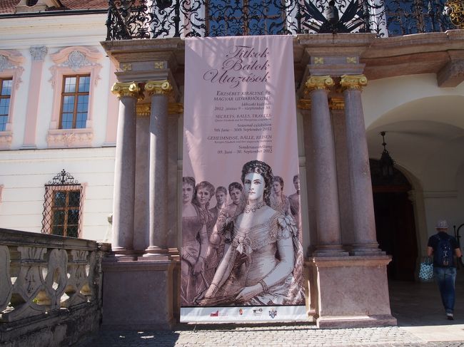 エリザーベトが　こよなく愛したとされる宮殿。　瀟洒で上品な　雰囲気が漂います。