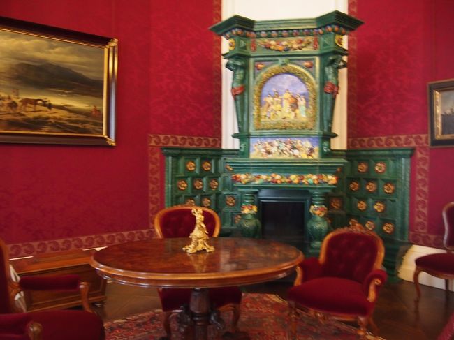 ワインカラーの　重厚な　フランツ・ヨーゼフのお部屋。