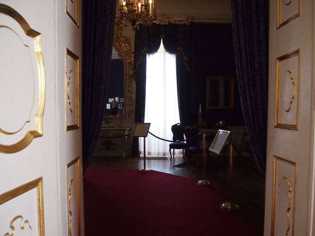 ３部屋ほど　あったような・・・<br /><br />それぞれ　微妙に　スミレ色の　異なる紫が　使われていました。　