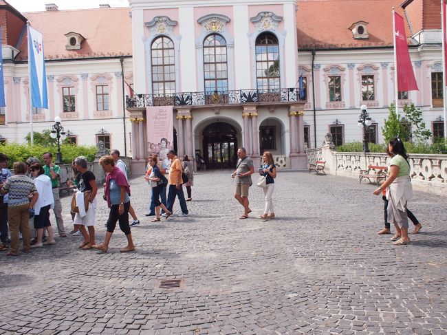 宮殿を背に　来た道は右手からですが　左の方へ進みます。<br />　