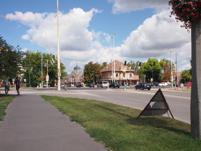 ２分も歩くと　駅舎が見えてきました。　なんて近いんでしょう。Godollo Szabadsag terで下車しましょう。<br /><br />万が一、乗り過ごして　終点まで行っても　あわてる事無く　歩きましょう。　徒歩１０分ですから。