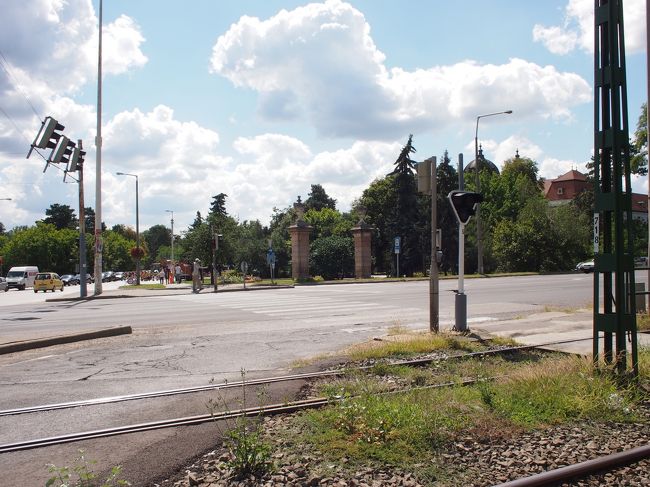 駅の周り　何にもないですね。　宮殿が　あるだけ。