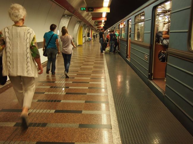 １０分ほどで東駅に　到着。<br /><br />バスで行くか　列車で行くか　迷いましたが　エゲルへは東駅から　鉄道で行く事に・・・・これが　間違いのもとでした。　次は　エゲル　です。　