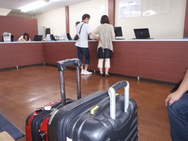 格安ツアー2泊3日29800円　エアー＋ホテル（朝・夕つき）＋レンタカーの内容だったのでエアーの時間とエアー会社は選べません。<br />最悪だったら夜到着・朝帰りもあり・・１週間前に航空券が送ってきて分かるってシステムで。<br />結果・・復路は11時10分発　ＡＮＡ　往路16時10分発　ＡＮＡでした。なかなか良い時間でさい先よし。しかもＡＮＡなので５０％のマイルは溜まります。よしよし。<br />沖縄到着は１２時４０分　レンタカーはスカイレンタカー。オフシーズンですがなんだかんだ、車に乗ったのは１３時２０分位です。