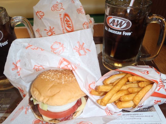 とりあえず・・遅めのランチはいつものＡ＆Ｗ。<br />はさんであるフレッシュオニオンとトマトが美味い。<br />ポテトとオニオンリングもボリューミィ。