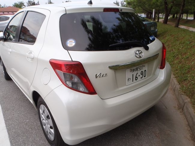 ３日間お世話になるレンタカーは　ヴィッツの白・・普通-って感じ。もちっと派手な色の配車を期待してましたが・・。<br />レンタカー代はもちろん旅行代金込ですが保険に入れば１日１５２５円位３日で４７００円位かかりますが、旦那は「絶対事故らない」と言い切り。保険パス。　高速は使わず３日間でガソリン代１７００円くらいでした。