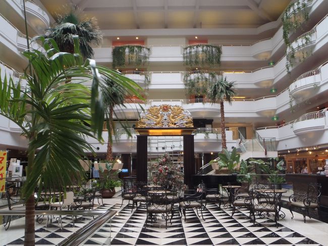 ロビー周辺も、ちょい豪華な雰囲気だしてます。カジュアルで、家族ずれにも良い。子供がいても夏休みなどのＯＮシーズンなら　ウルサイでしょうが、広いのでこの季節なら人少なくて気にならない。
