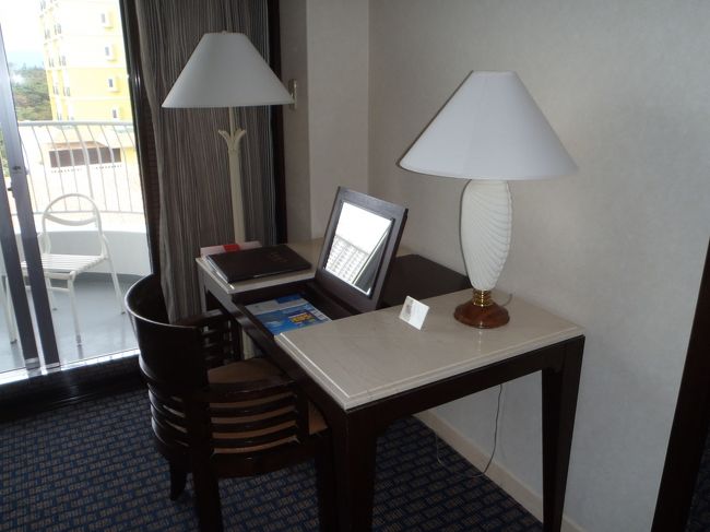 こういうライディングデスク兼ドレッサーもあり。