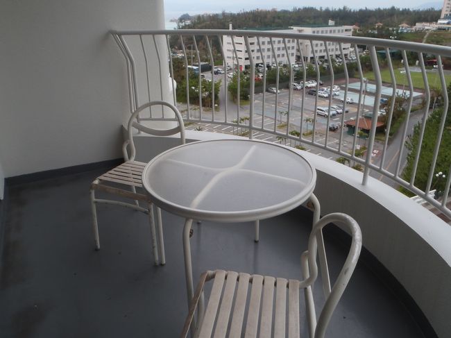 バルコニーはこんな感じ。<br />ホテルはＯＮＴＨＥビーチではないので、向こう・・の方に海。<br />曇ってるので海色はいまいち。<br />５階でした。隣からは見えない。<br />「スパ」っていうだけあって、大浴場もあります。