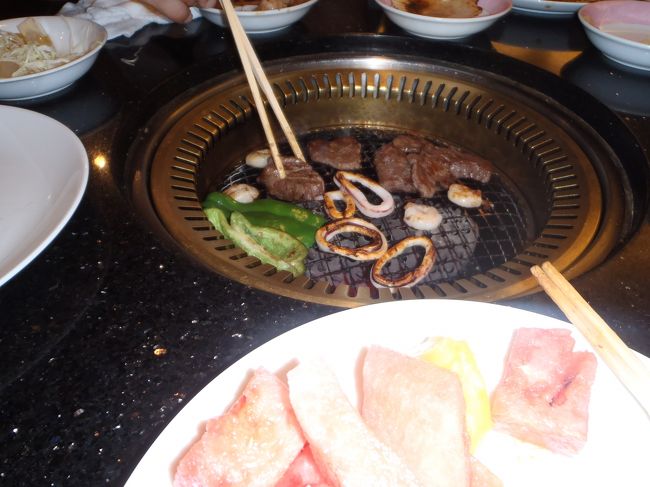 今回、夕食もついていたのでホテルでご飯です。<br />ツアーについている夕食は<br />①中華レストランのコース<br />②バーベキューヴュッフェ<br />③沖縄料理のヴュッフェ　からのチョイスです。<br />我が家の１日目はバーベキュー。なかなか十分に美味しくいただきました。まともに払えば　３９８０円だそうです・・。<br />