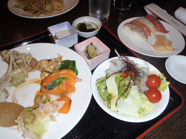 ２日目の夕ご飯は沖縄料理のビュッフェ。<br />アタシはこっちの方がお気に入り。お寿司もあり、沖縄そばもあり。海ぶどうは期待してましたが無かった。ここもまともに払えば５０００円？ほんとかいな。