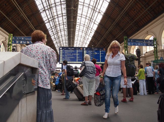 東駅は　乗降客で　かなりの混雑ぶり。