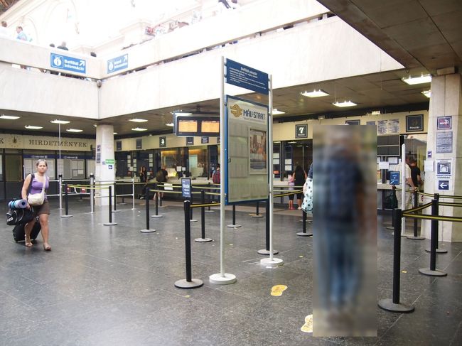 このラインに並びます。<br />窓口の女性は　英語をほとんど理解せず話す事も出来ないので　あちらはハンガリー語、こちらは英語で　なんとか　意思の疎通を図ります。<br /><br />どうも　エゲル行きの直通の列車は　１３：００　ちょうど今　出たばかりで　次は　１５：００まで　在りません。　１５時だと　エゲル到着は１７：０８<br />遅すぎると言うと　１５：２５発に乗って　乗り換えれば良い、と。<br /><br />乗り換え、大丈夫？　みたいな事を　聞かれ　何度も　乗り換え駅名を　教えてくれるのですが　聞き取れずにいると　Fuzesabony　と書いてくれました。<br /><br />これ、ブゼズボニー？ブゼザボニー？と発音するようです。<br /><br />往復で　チケット購入。　乗車券代プラス　行きはインターシティを使うので　余分に急行券みたいなのを払います。<br />