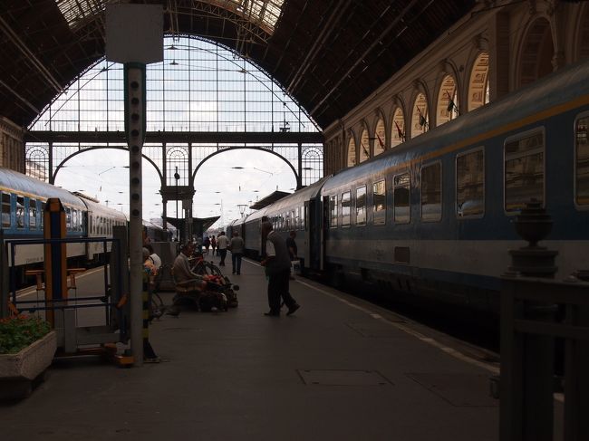 このホームの　右の列車のようですが　自信ありません。<br /><br />ベンチに座り込んでいる　お掃除のオジサンに　エゲル？　エゲル？　と尋ねると　ハンガリー語で　多分、そうだ、と。　早く乗れ、と言うような仕草で　教えてくれました。