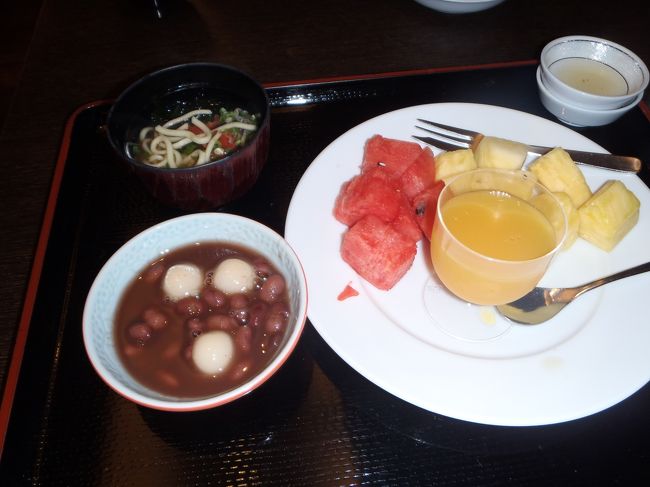 沖縄風ぜんざいもあり。フルーツはスイカにパイナップル♪<br />パイナップル美味しかったので「消化酵素・消化酵素」とひたすら摂取。